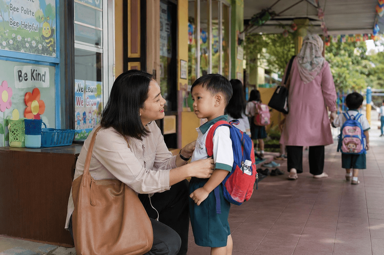 Ibu bekerja menghantar anak ke taska