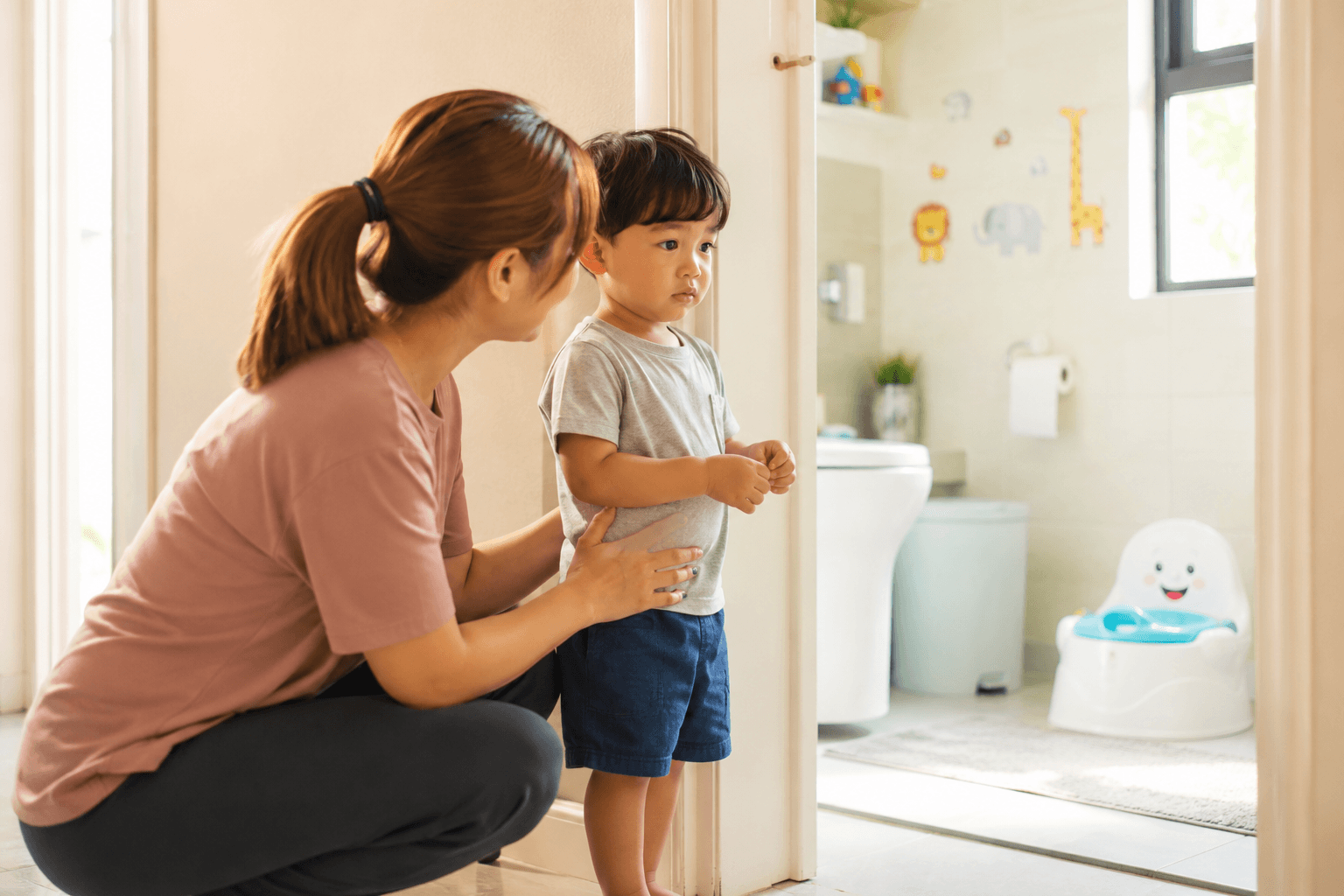 Anak takut masuk ke tandas dan ibu menenangkan